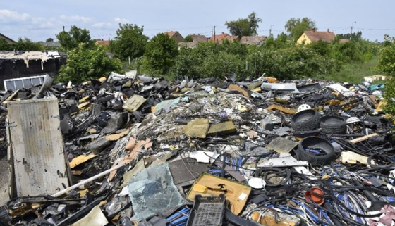 Hulladékhegy nőtt ki egy hevesi kertben illegális autóbontásból