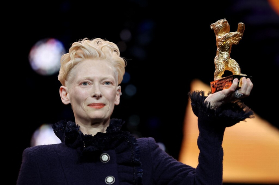 Tilda Swinton tömeggyilkosságról és embertelenségről beszélt a Berlinale megnyitóján