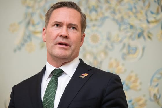 Mike Waltz vállalja a felelősséget, amiért egy újságírót is bevettek a kormányzati Signal-csoportba