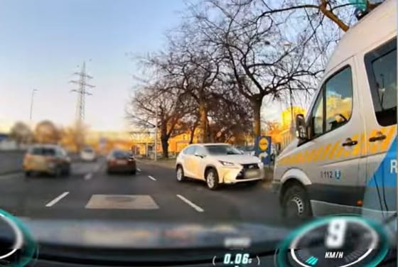 Pont a rendőr elé érkezett szemben a forgalommal egy autós a Váci úton – videó