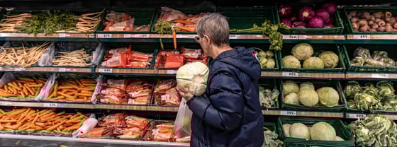 Hiába „kényszerítette térdre” a kormány az inflációt, továbbra is alig költünk a boltokban