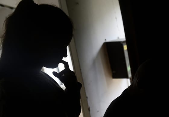 A Cseppkő Gyermekotthonból egy nevelő rendszeresen hazavitt két kislányt, velük fürdött, aludt, és szájon csókolta őket