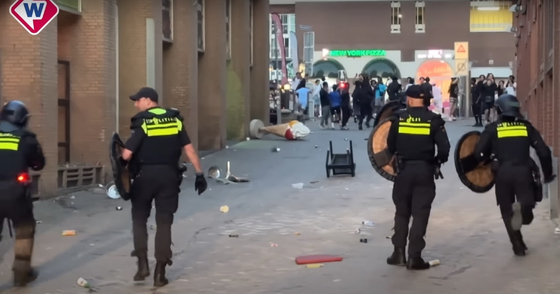 Lovasrendőrökkel oszlatták a zavargó rivális bandákat egy hollandiai üdülőhelyen – videó