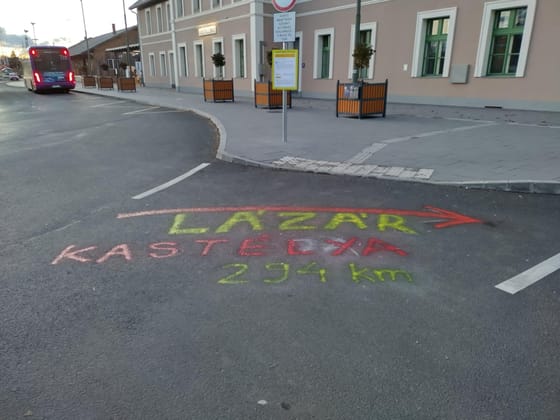 A kutyapártos aktivisták már közel 30 vasútállomás környékére festették fel, hogy milyen messze van Lázár János batidai kastélya