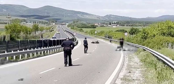 Szalagkorlátnak csapódott és meghalt egy motoros a 21-es főúton