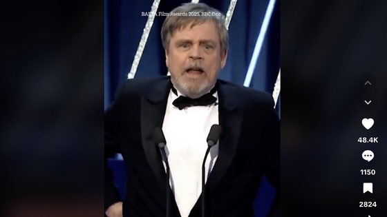 Videón a meghökkentő pillanat, amikor Mark Hamill nadrágja lecsúszott a színpadon 