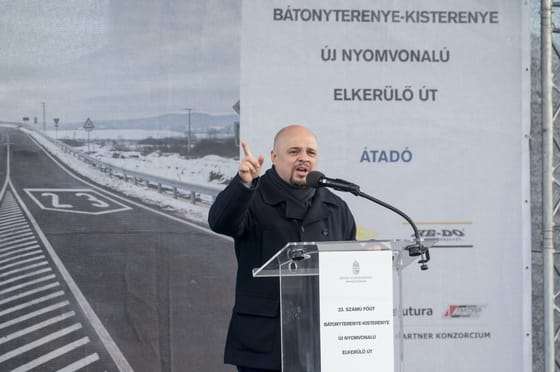 Hiába a 400 milliós adósság, a leköszönő fideszes polgármester azért kiosztott gyorsan 20 milliós extra jutalmat