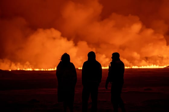 Elképesztő videó: egy repülő utasa a levegőből vette fel az izlandi vulkánkitörést