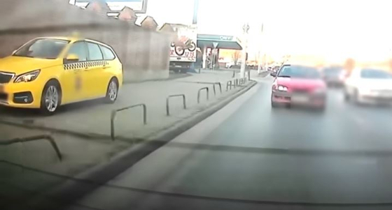 Ennek a budapesti taxisnak a járda a negyedik sáv a Könyves Kálmán körúton – videó