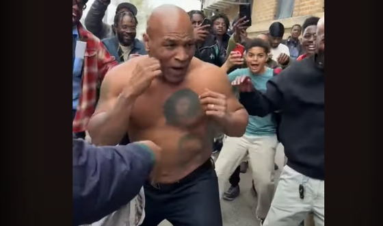 Félmeztelenül „boxolt” egy New York-i utcán Mike Tyson – videó
