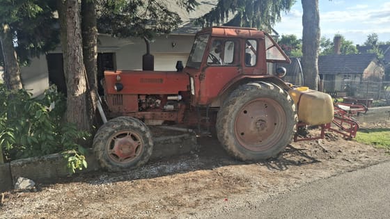 Csavarhúzóval indította a traktort egy zalai férfi, rombolás és kórház lett a vége