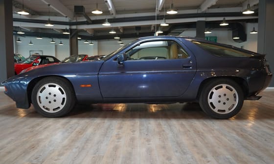40 éves, mégis szinte vadonatúj bukólámpás Porsche vár új gazdára