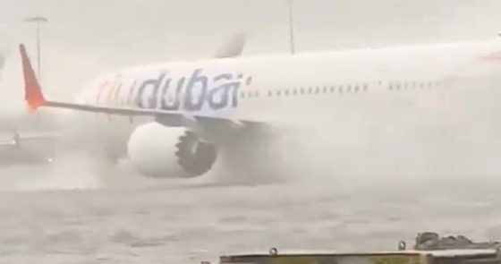 Teljes a káosz Dubajban, utak omlanak be, a repülőtéren úsznak a gépek – videók