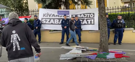A sajtĂł szabadságáért tĂĽntet a Momentum – Ă©lĹ‘ videĂłs közvetĂtĂ©sĂĽnk
