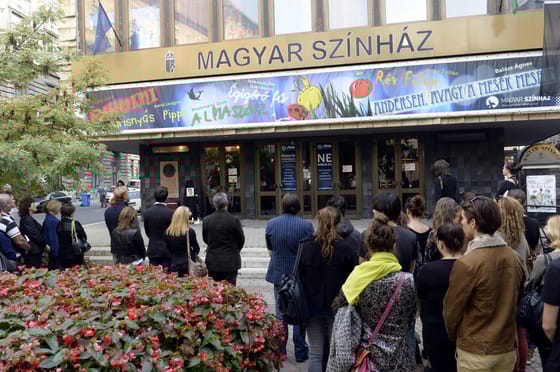 Szúrós szag miatt kiürítették a budapesti Magyar Színházat