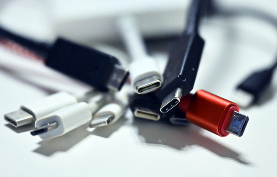 USB-töltĹ‘ket vizsgált a fogyasztĂłvĂ©delmi hatĂłság, majdnem 90 százalĂ©kuk nem felelt meg a biztonsági elĹ‘Ărásoknak