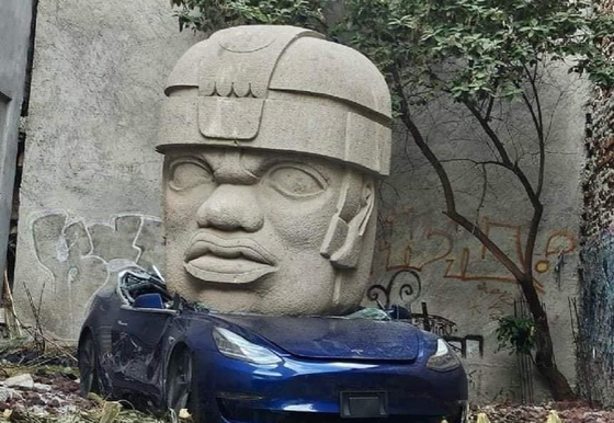 Cult: The head of a giant statue flattened a Tesla in Mexico, for a long time it was just anyone's guess what happened