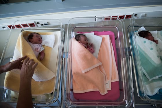 Gyorsított eljárással adják örökbe a kórházban hagyott csecsemőket, Rétvári szerint hét eljárás már lezárult