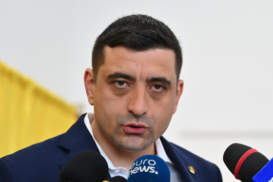 Mit üzen a magyaroknak, akik félnek öntől? - kérdezte a BBC George Simiont, a román elnökválasztási forduló győztesét