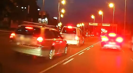 Rendőrautó mutatott be egy komoly büntetőfékezést az M1-M7 városi szakaszán- videó