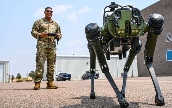 Kiszagolja a vegyi és nukleáris fegyvert is az amerikai űrhaderő új robotkutyája