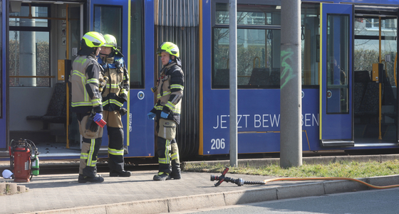 Felgyújtottak egy villamoson utazó nőt a németországi Gera városában