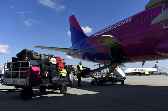 Videó buktatott le egy poggyászrakodót, ahogy izomból dobálta ki a Wizz Air-gépből a bőröndöket