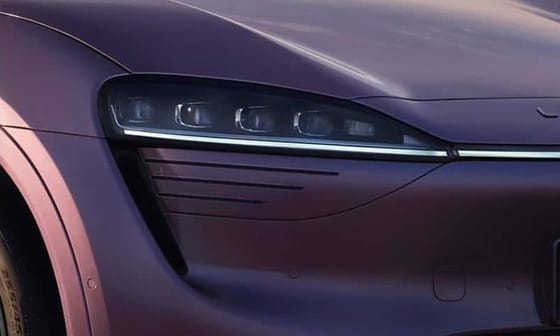 Itt a legújabb Huawei villanyautó, egy kupé SUV