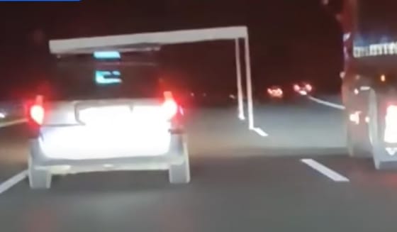 A lehetetlent nem ismerve vágott neki a bútorszállításnak egy autós az M7-esen – videó
