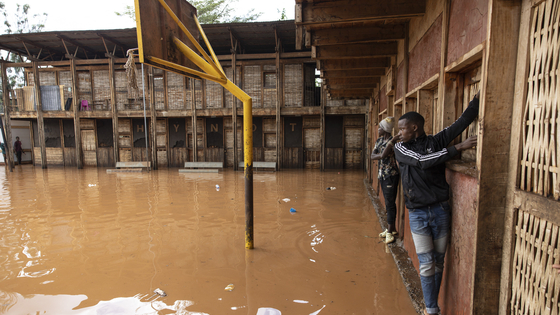 35 ember halt meg, miután a heves esőzések miatt összeomlott egy gát Kenyában