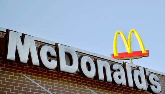 Elképesztő összeget költ a McDonald’s arra, hogy az E. coli-botrány után visszacsábítsa az embereket az éttermeibe