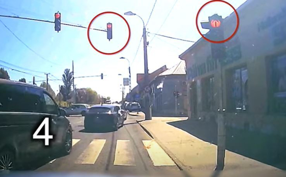 Mintha ott sem lenne, úgy mennek át a piros lámpán az autósok az Üllői úton – videó
