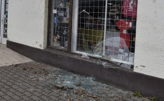Betört egy kirakatot, majd egy mikulásruhát és gyerekholmikat is ellopott egy kenderesi férfi