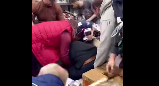 Akciós termékekért verekedtek össze a vásárlók egy prágai Lidlben – videó