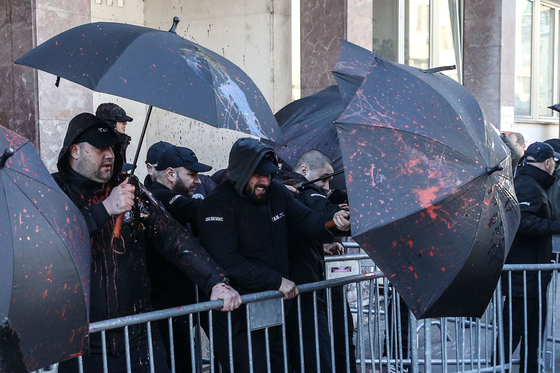 Nagy verekedés volt a belgrádi városháza előtt a kormánypárti képviselők testőrei és tüntetők között – videó