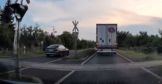 Egy Audi sofőrje megmutatta: vasúti átjáróban is lehet előzni – videó  