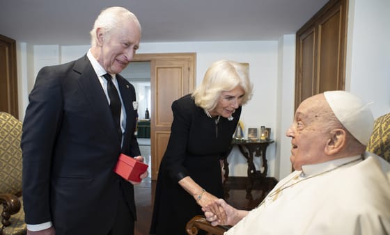 Meglátogatta Ferenc pápát a brit királyi pár