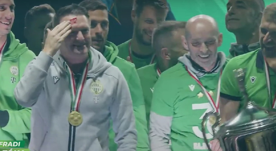 Olyan hevesen ünnepelte a bajnoki címet a Fradi edzője, hogy fejbe verte magát a serleggel – videó