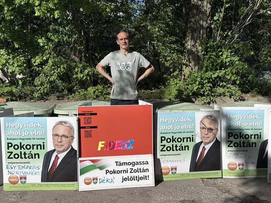 Kovács Gergely felírta a fideszes plakátokra, hogy „Árad a Tisza”, rögtön el is vitték őket az önkormányzat telephelyéről