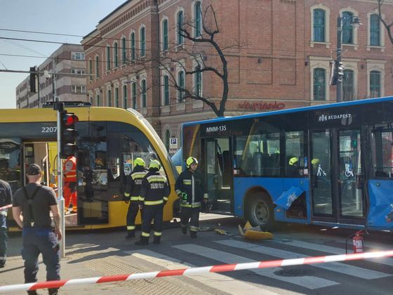 BKK-busszal ütközött, kisiklott a 17-es villamos a Kolosy téren – fotók