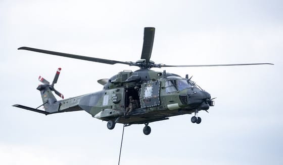 Egy orosz hajó jelzőlőszerrel lőtt a német hadsereg helikopterére