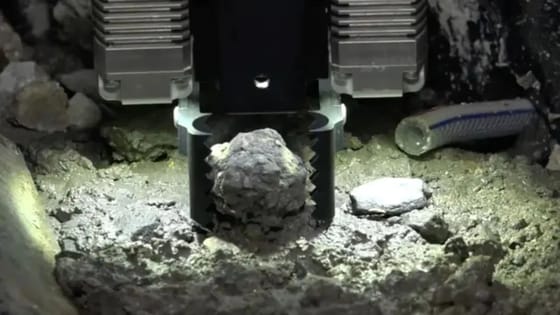 Kiemelték az első radioaktív törmeléket a fukusimai atomerőmű sérült reaktorából