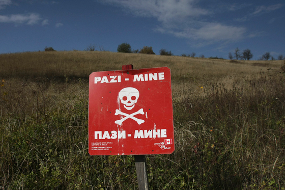 Négy ország is kilép a taposóaknákat tiltó egyezményből az orosz fenyegetettség miatt