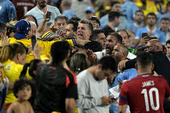 Lelátói tömegverekedésbe torkollt a Copa America elődöntője, Szoboszlai liverpooli csapattársa is nagyot kapott – videó