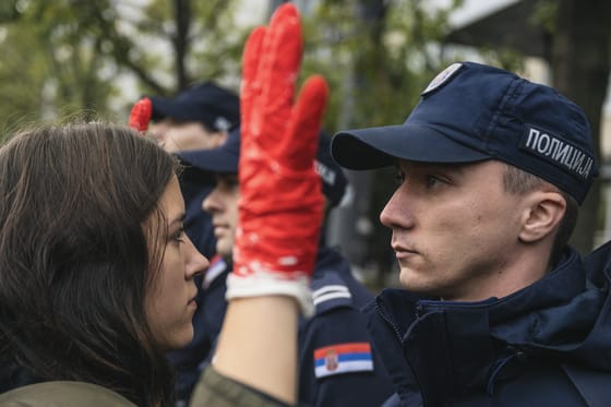 "A korrupció öl": Ezrek tüntettek Belgrádban az újvidéki vasútállomáson történt tetőomlás miatt