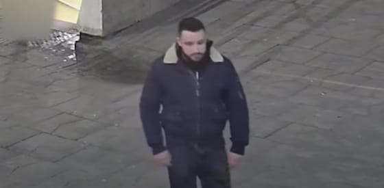 Videó alapján keresik a támadót, aki lökdöste a barátnőjét, majd súlyosan megverte a nő segítségére siető férfit a Deák téren