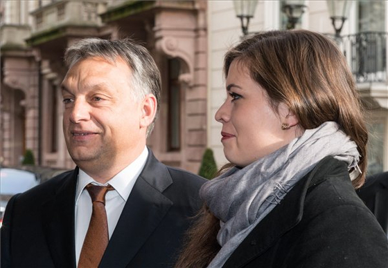 Rajtakapták Orbán Sárát, ahogy egy NER-milliárdossal kiszáll egy, a Maldív-szigetekről érkezett magángépből