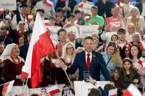 Donald Tusk jelöltjének győzelmét valószínűsítik az első exit pollok a lengyel elnökválasztás után