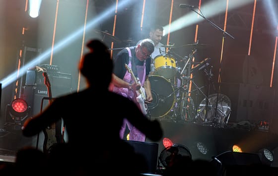 Ma 60 éves az előre-hátra billegő, gitározó nemzeti kincs, Kispál András