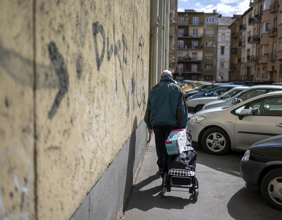 Véletlenül került rengeteg magyar épp a szegénységi küszöb fölé, vagy mi történt a statisztikával?